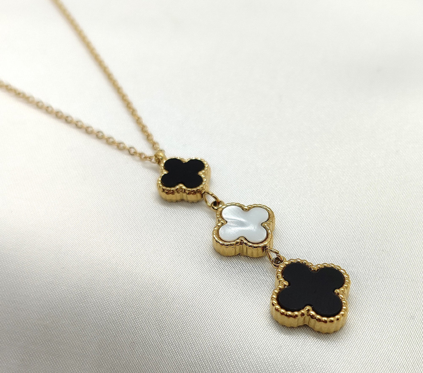 „Black-White Clover Trio“ - Halskette