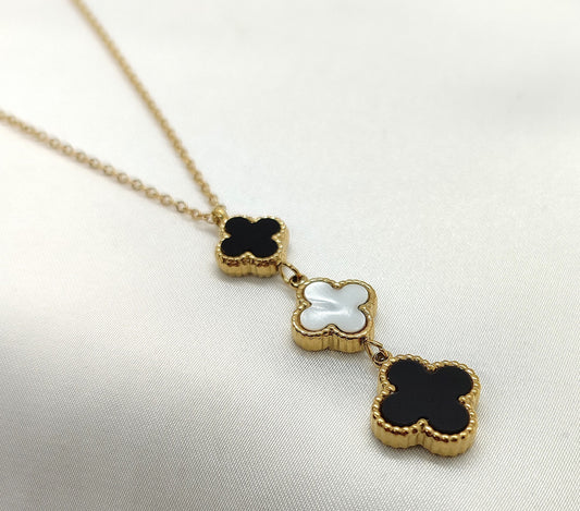 „Black-White Clover Trio“ - Halskette